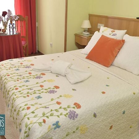 Hostal Ponte Dos Santos Ribadeo Esterno foto