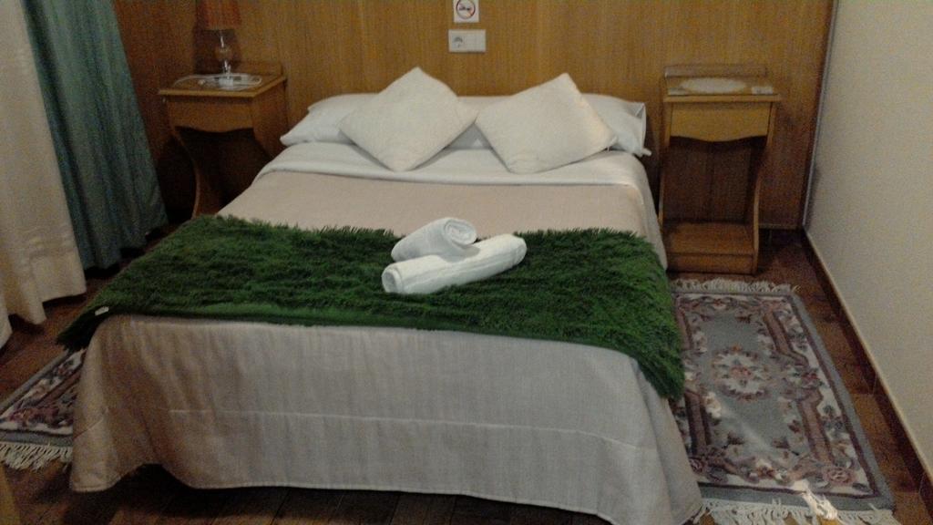 Hostal Ponte Dos Santos Ribadeo Esterno foto