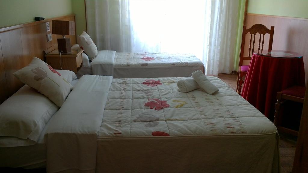 Hostal Ponte Dos Santos Ribadeo Esterno foto