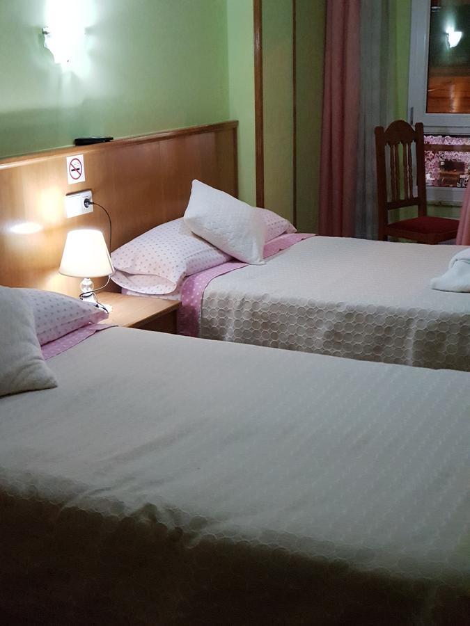 Hostal Ponte Dos Santos Ribadeo Esterno foto