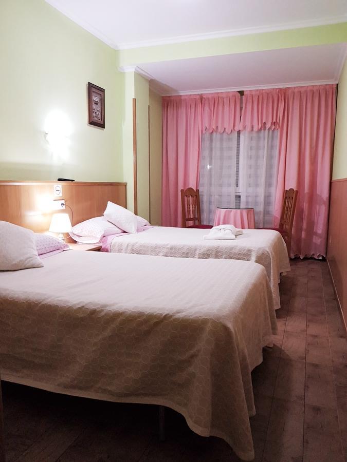 Hostal Ponte Dos Santos Ribadeo Esterno foto