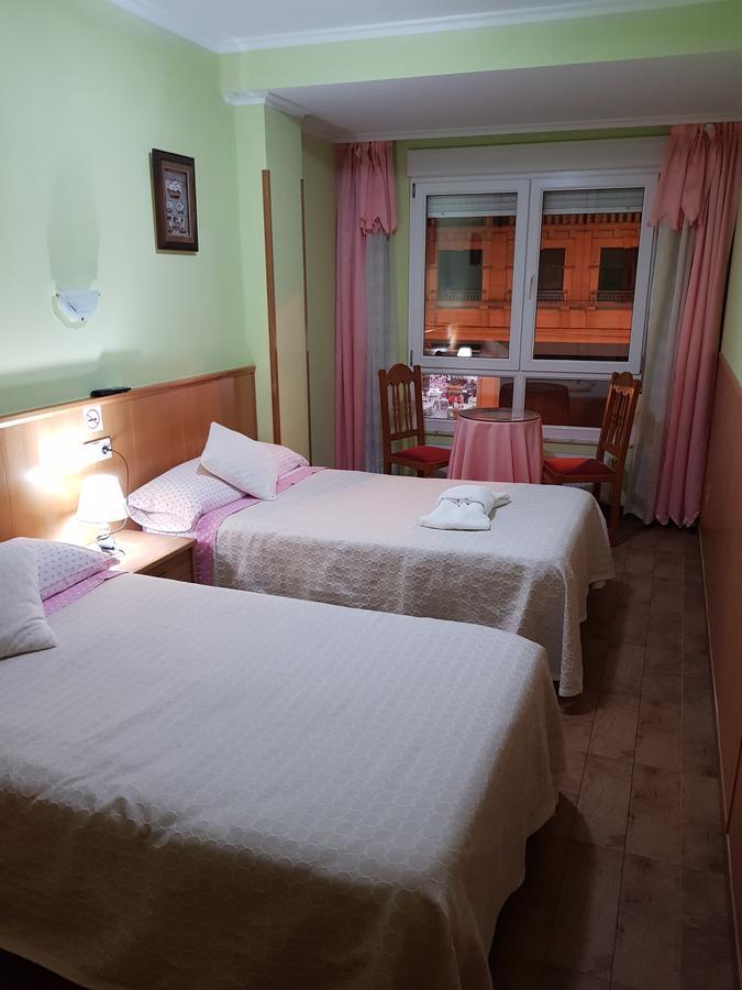 Hostal Ponte Dos Santos Ribadeo Esterno foto