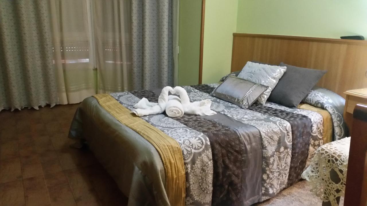 Hostal Ponte Dos Santos Ribadeo Esterno foto