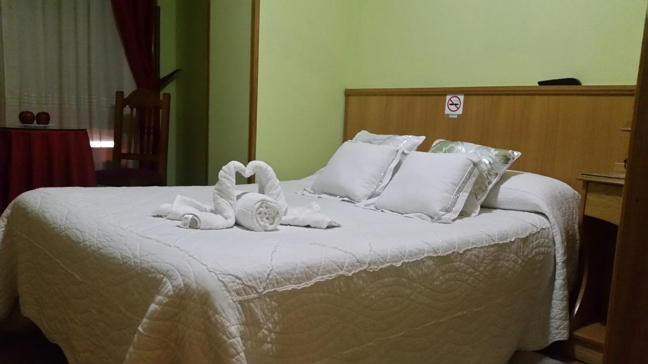 Hostal Ponte Dos Santos Ribadeo Esterno foto