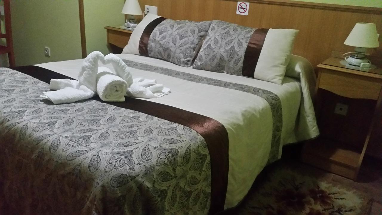 Hostal Ponte Dos Santos Ribadeo Esterno foto