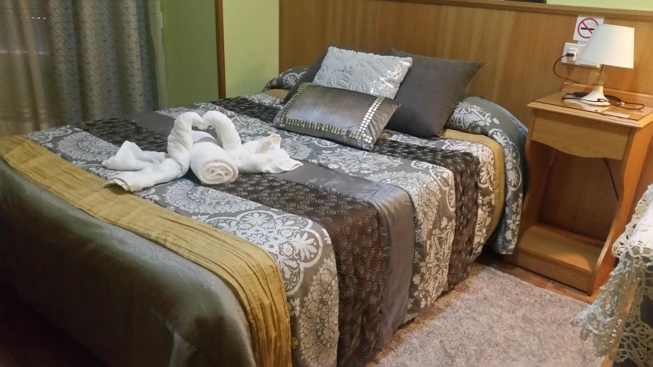 Hostal Ponte Dos Santos Ribadeo Esterno foto