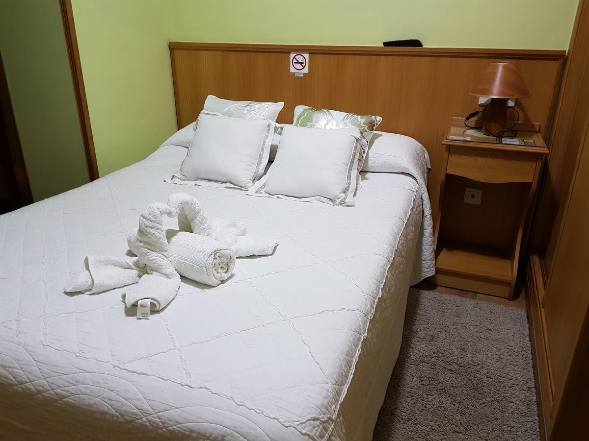 Hostal Ponte Dos Santos Ribadeo Esterno foto