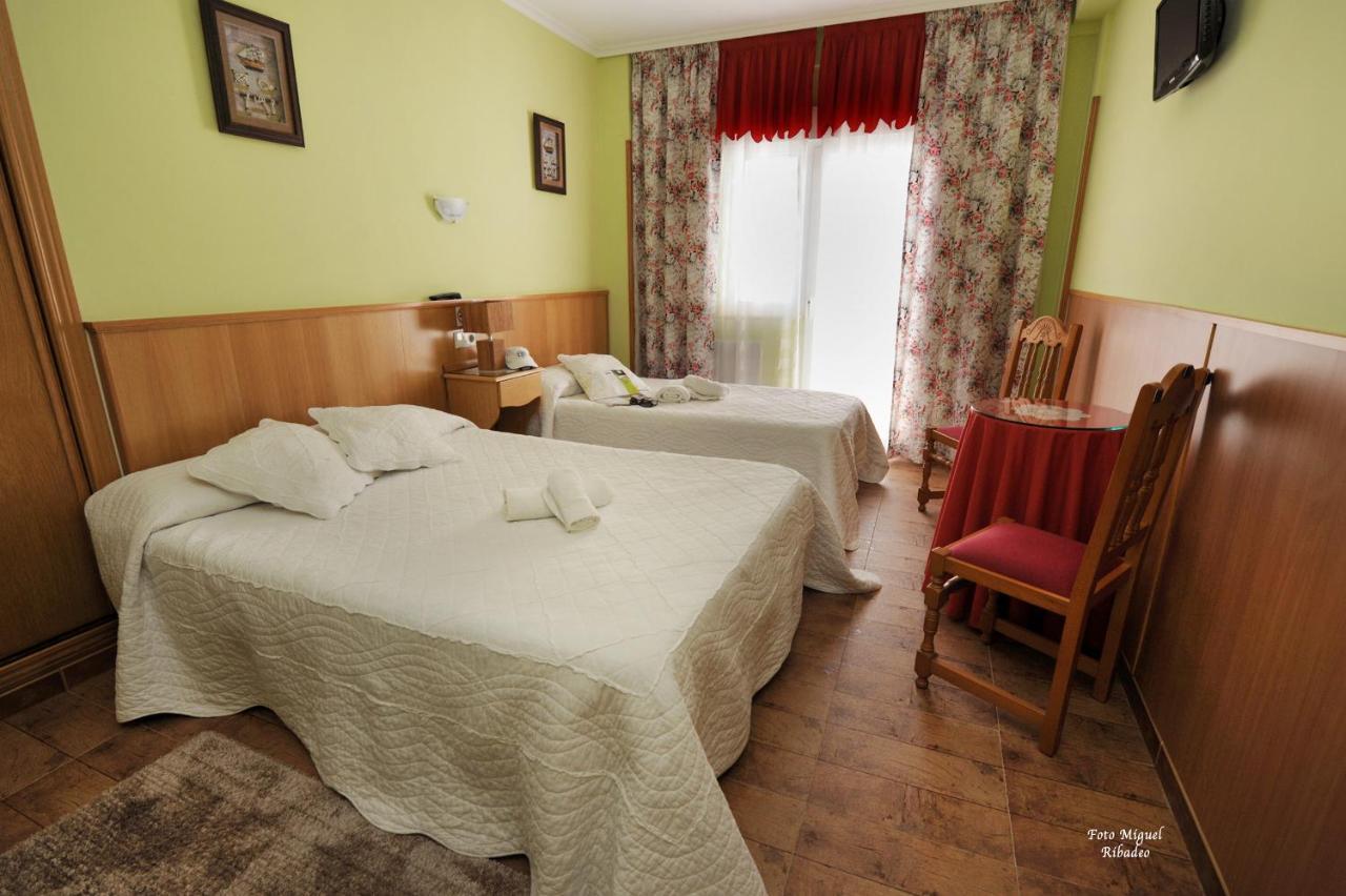 Hostal Ponte Dos Santos Ribadeo Esterno foto